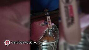 Vogto telefono paie&scaron;kos pareigūnus atvedė pas prekiautoją namine degtine