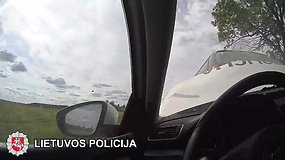 Policijos susidūrimas su girto bėglio automobiliu
