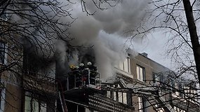 Video iš Viršuliškių: ugniagesiai prigesino gaisrą, namas paskendo dūmuose