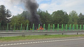 Magistralėje degantis automobilis