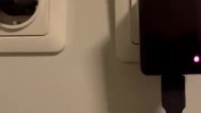 Nuomojamuose apartamentuose į lovą nukreipta kamera
