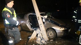 Panevėžyje „Opel“ vairuotoja nulaužė stulpą