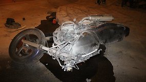 Girtas motociklininkas Panevėžyje trenkėsi į automobilį