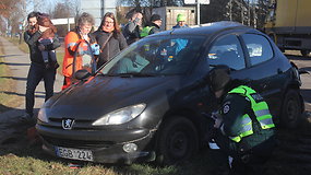 Panevėžyje vilkikas rėžėsi į nėščios moters vairuojamą automobilį