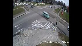 Vairuotojų klaidos V.Alanto, Beržų ir Pilėnų gatvių sankryžoje Panevėžyje