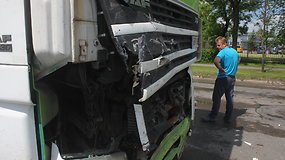 Panevėžyje vilkikas trenkėsi į priekabą su automobiliu