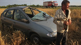 Po girto vairuotojo avarijos keleivis nepamiršo susirinkti alaus butelių