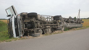 Biržų rajone apsivertė pienvežis