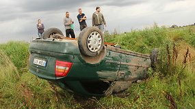 Panevėžio rajone apsivertė girto vairuotojo „Opel“