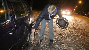 Panevėžyje girtas „Volkswagen“ vairuotojas rėžėsi į medį