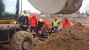 Panevėžio autobusų parke statybų metu žemė prispaudė žmogų