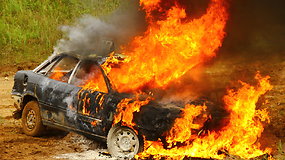 Šiauliuose per „bulių kautynes“ sudegė „Audi“