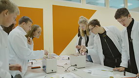 Išskirtinė laboratorija Šiauliuose: mokiniai gamina kosmetiką ir tiria sulčių sudėtį