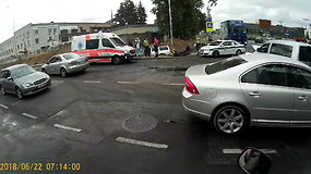 Ryto avarija Vilniuje – po smūgio „Volvo“ įvažiavo į griovį