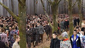 &bdquo;Chanel&ldquo; naujausią kolekciją pristatė rudeniniais lapais nuklotame mi&scaron;ke