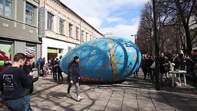 Kaune studentai rideno milžinišką margutį