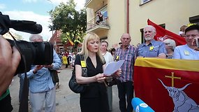 Deklamuojamas eilėraštis protesto prieš medžių pjovimą Kauno mieste metu