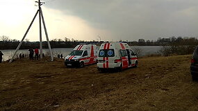 Taučiūnų kaime į tvenkinį įlūžo du žmonės, vienas vyras mirė