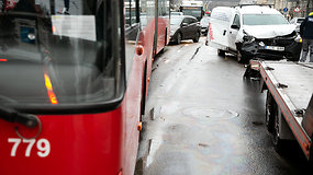 Sostinėje – 2 autobusų ir automobilio avarija