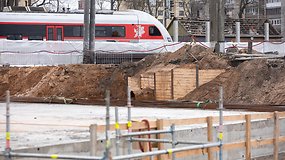 „Tilsta“ po veikiančiu geležinkeliu Lentvaryje pradėjo stumti iš dviejų segmentų sudarytą 64 metrų ilgio ir 6720 tonų svorio automobiliams skirtą tunelį