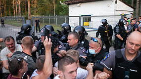 Nufilmavo, kaip pareigūnai grumiasi su žmonėmis, užtvėrusiais kelią prie Rūdninkų poligono