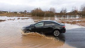 Bendoriuose kelias atsidūrė po vandeniu – automobiliams tenka nemažas iššūkis