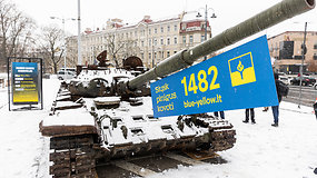 Vilniuje prie Katedros aikštės eksponuojamas Ukrainoje sunaikintas rusų tankas