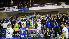 Siaučiantys Kosovo rinktinės fanai