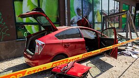Vilniaus centre Toyota Prius įsirėžė į stotelę