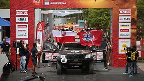 Benediktas Vanagas ir Sebastianas Rozwadowskis ant Dakaro podiumo išskleidė dvi vėliavas