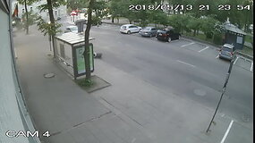Nufilmuota, kaip BMW sostinėje vos neįsirėžia į autobuso stotelę