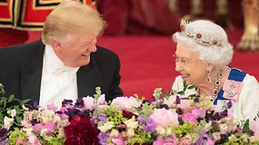 Bakingamo rūmuose iškelta įspūdinga puota: D.Trumpas pažėrė liaupsių karalienei Elizabeth II
