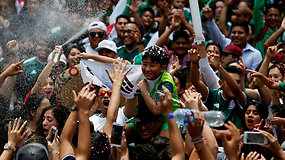 Vokietijos fiasko Meksikos futbolo fanai šventė prie Pietų Korėjos ambasados