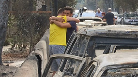 Gaisrų košmarą išgyvenę graikai gedi ugnies pasiglemžtų artimųjų