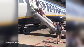 „Ryanair“ keleiviai evakuojasi iš lėktuvo