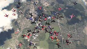 Ukrainos danguje moterys pagerino šuolio su parašiutu rekordą