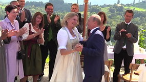 Vladimiras Putinas nufilmuotas Austrijos užsienio reikalų ministrės Karinos Kneissl vestuvėse