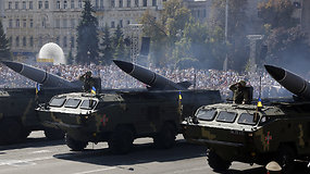 Karo nuvarginta Ukraina demonstravo galią kariniame parade