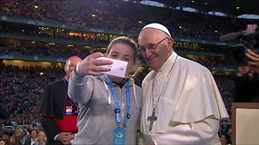 Įsimintina asmenukė: popiežius Pranciškus nusifotografavo su gerbėja