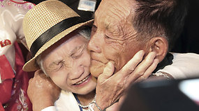 Širdį veriantis daugiau nei 60 metų lauktas susitikimas: susijungė atskirtos korėjiečių šeimos
