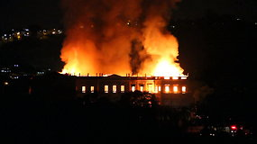 Ugnies liepsnos smogė 200 metų Brazilijos Nacionaliniam muziejui