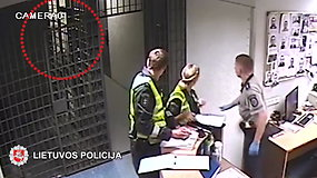Vilniaus policija skelbia įrašą, kaip krisdamas susižaloja sulaikytasis