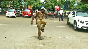 Intensyvų Indijos kelių eismą reguliuoja šokantis pareigūnas