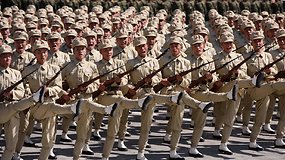 70-ųjų įkūrimo metinių proga Šiaurės Korėja surengė įspūdingą karinį paradą