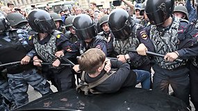 Rusijoje pareigūnai sulaikė šimtus dėl nepopuliarios reformos protestavusių žmonių
