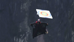 Savo taiklumą išbandė didžiuliu greičiu su „Wingsuit“ kostiumais skriejantys ekstremalai