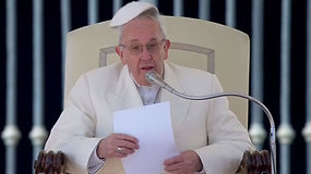Įsimintinos akimirkos iš popiežiaus susitikimų su žmonėmis: nuo nugvelbtos pijusės iki prakirsto antakio