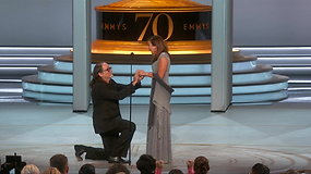 Jaudinanti akimirka: per „Emmy“ apdovanojimus Glennas Weissas pasipiršo mylimajai Jan Svendsen