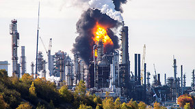 Didžiausioje Kanados naftos perdirbimo gamykloje nugriaudėjo galingas sprogimas