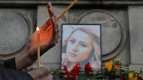 Brutaliai nužudytos Bulgarijos televizijos žurnalistės mirtis subūrė šimtus gedinčių žmonių